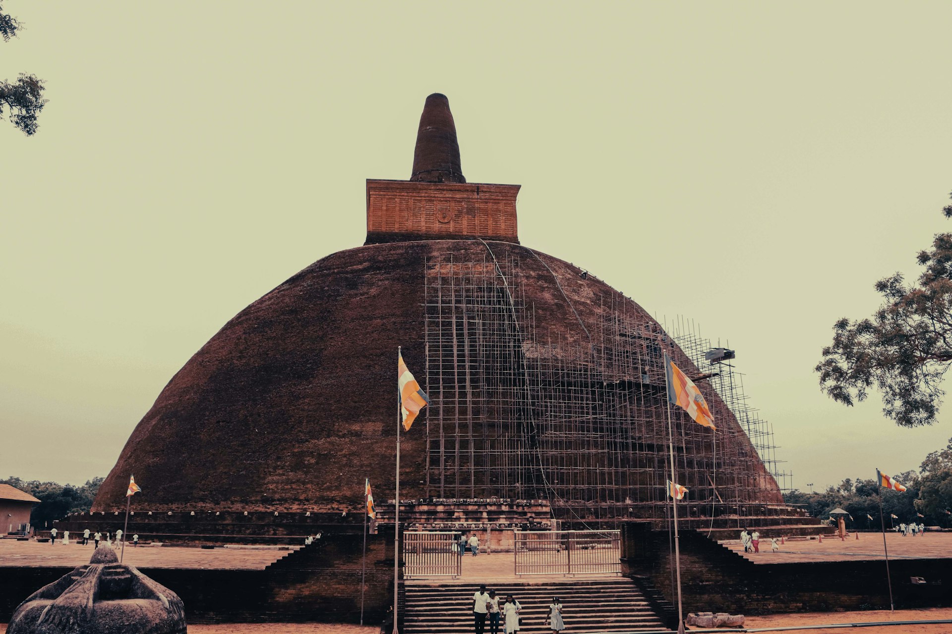 Deegavapi Stupa — Ampara Travel Guide cover illustration