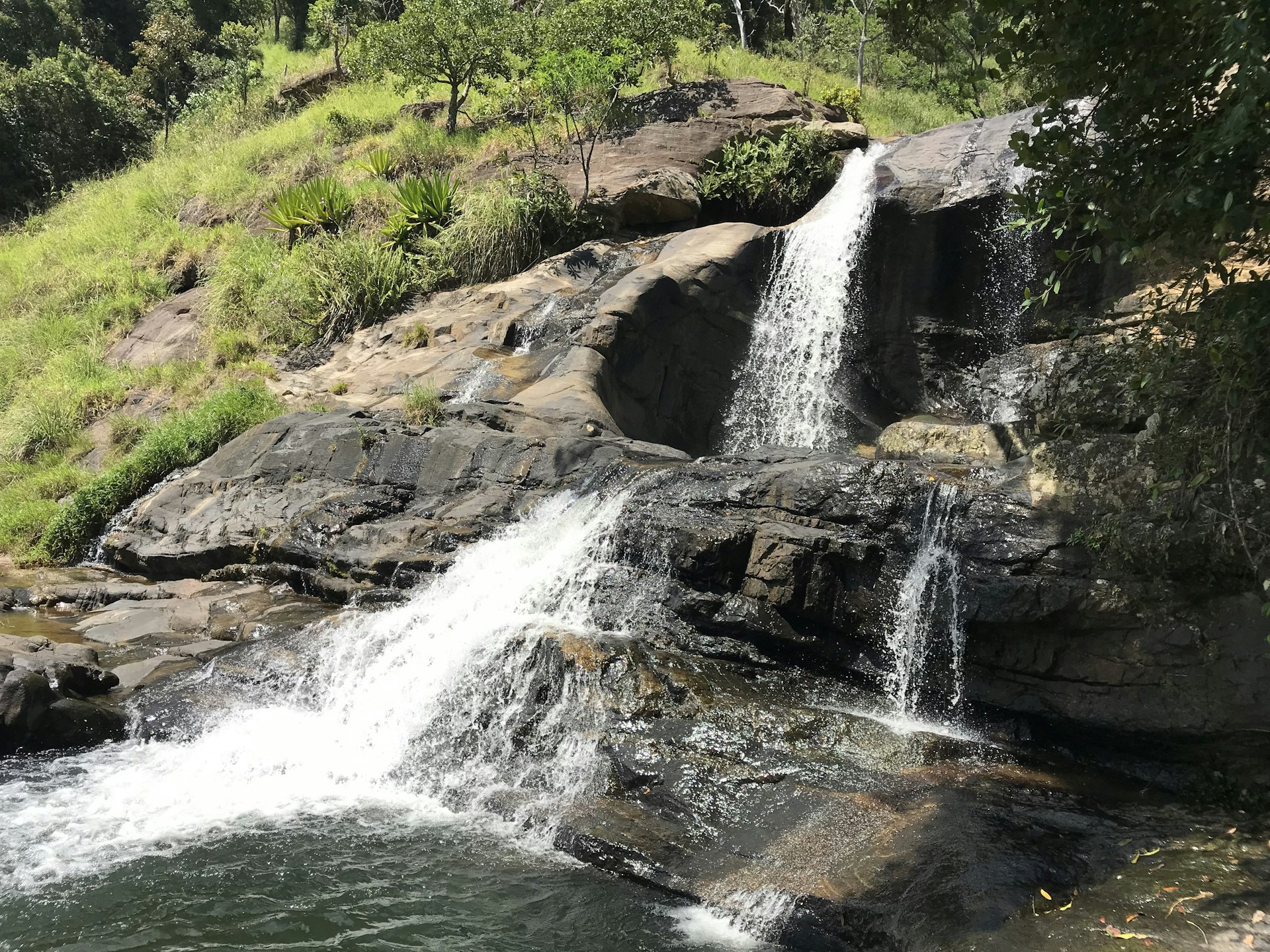 Diyaluma Falls and Upper Diyaluma Pools — Badulla Travel Guide cover illustration