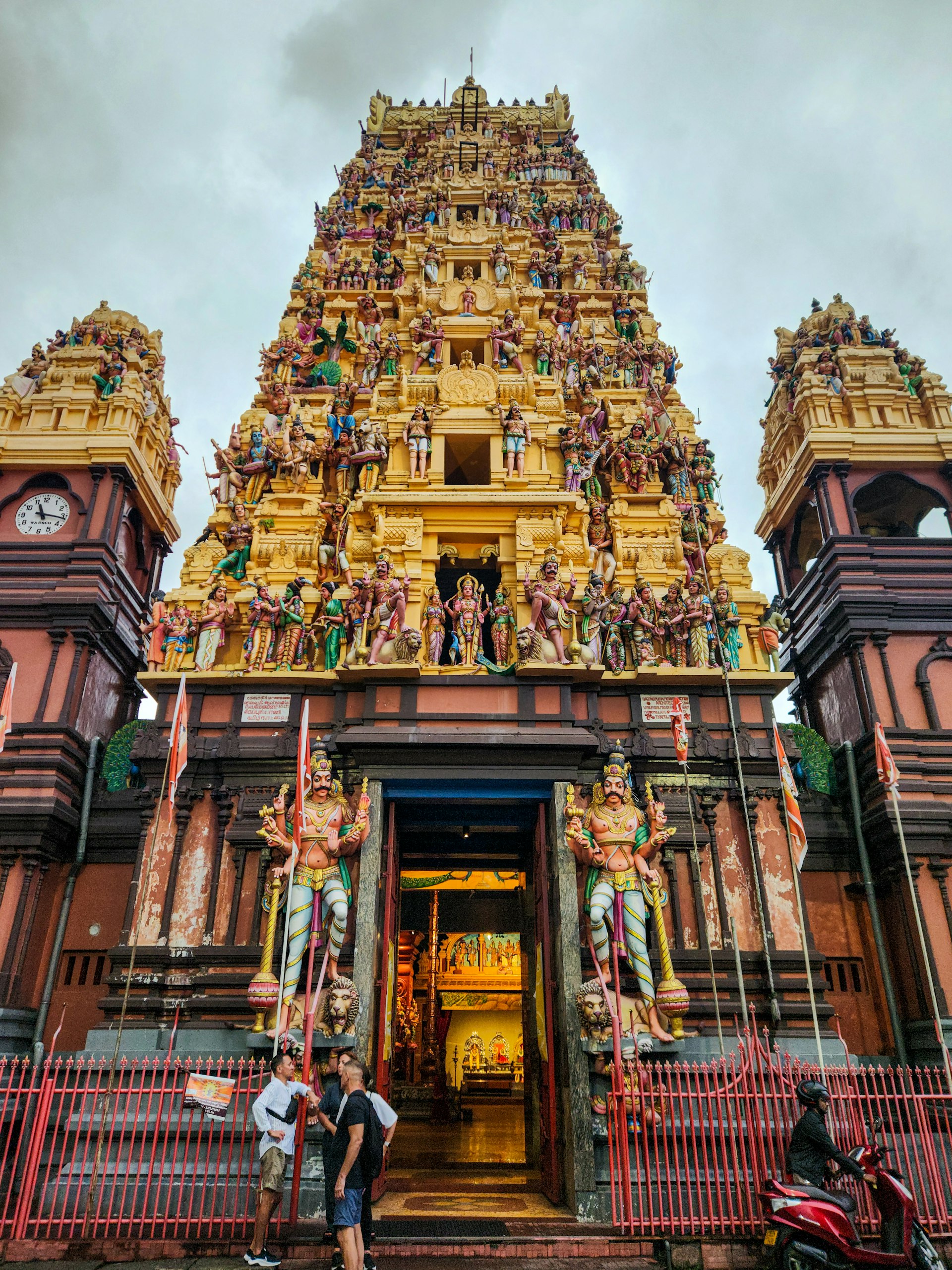 Kokkadicholai Thanthondreeswarar Temple — Batticaloa Travel Guide cover illustration
