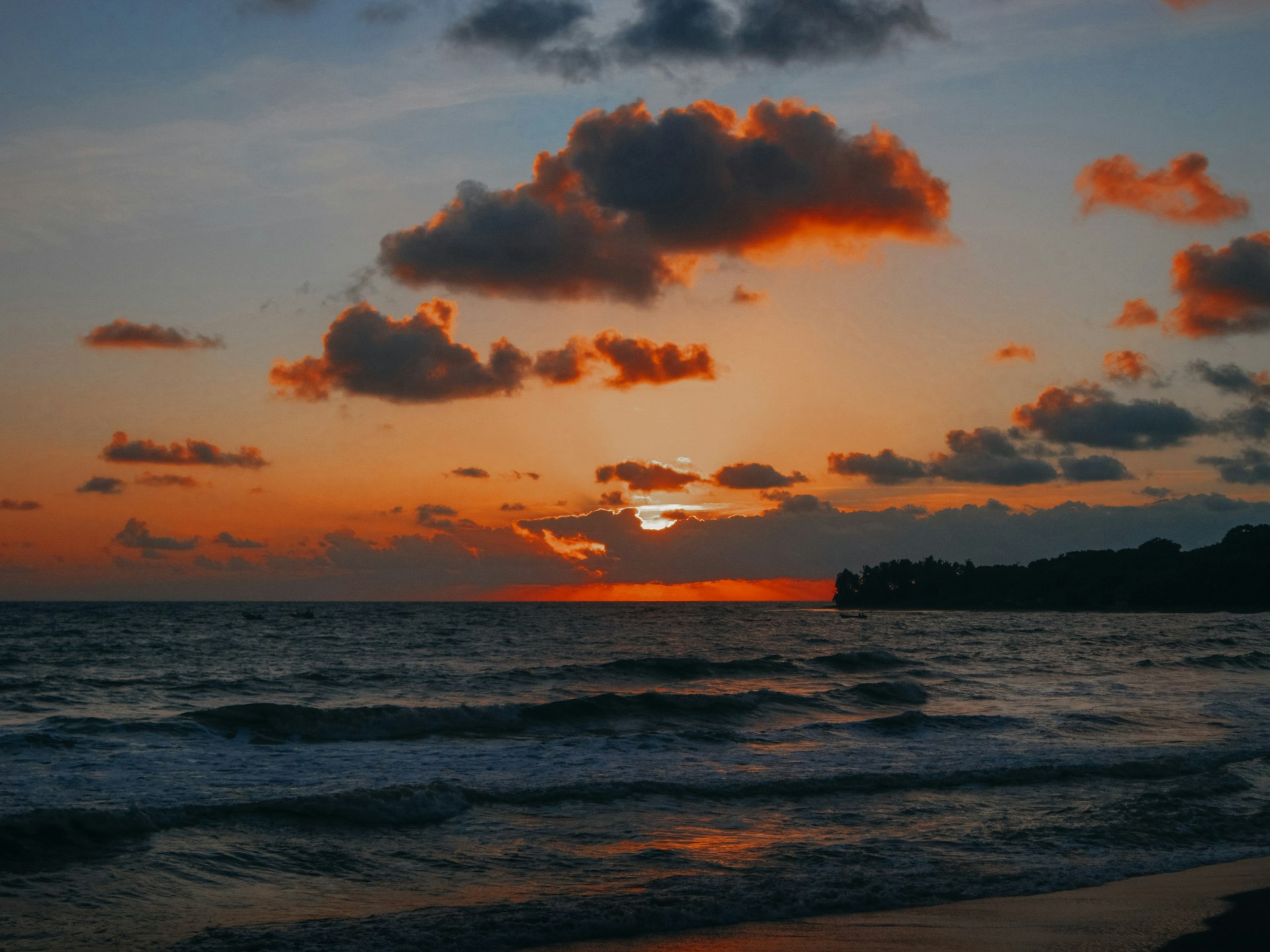 Mount Lavinia Beach — Colombo Travel Guide cover illustration