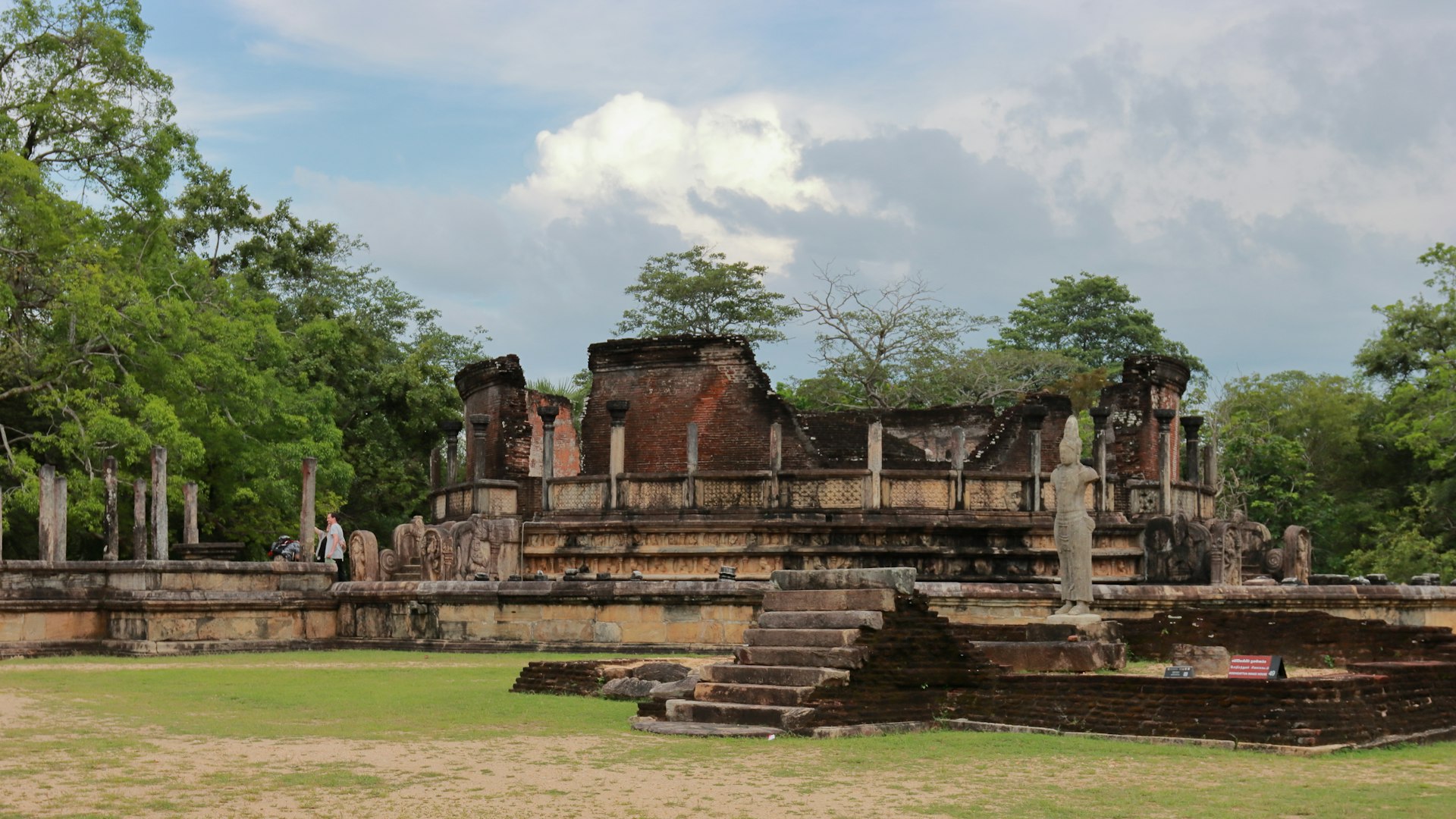 Polonnaruwa Vatadage — Polonnaruwa Travel Guide cover illustration