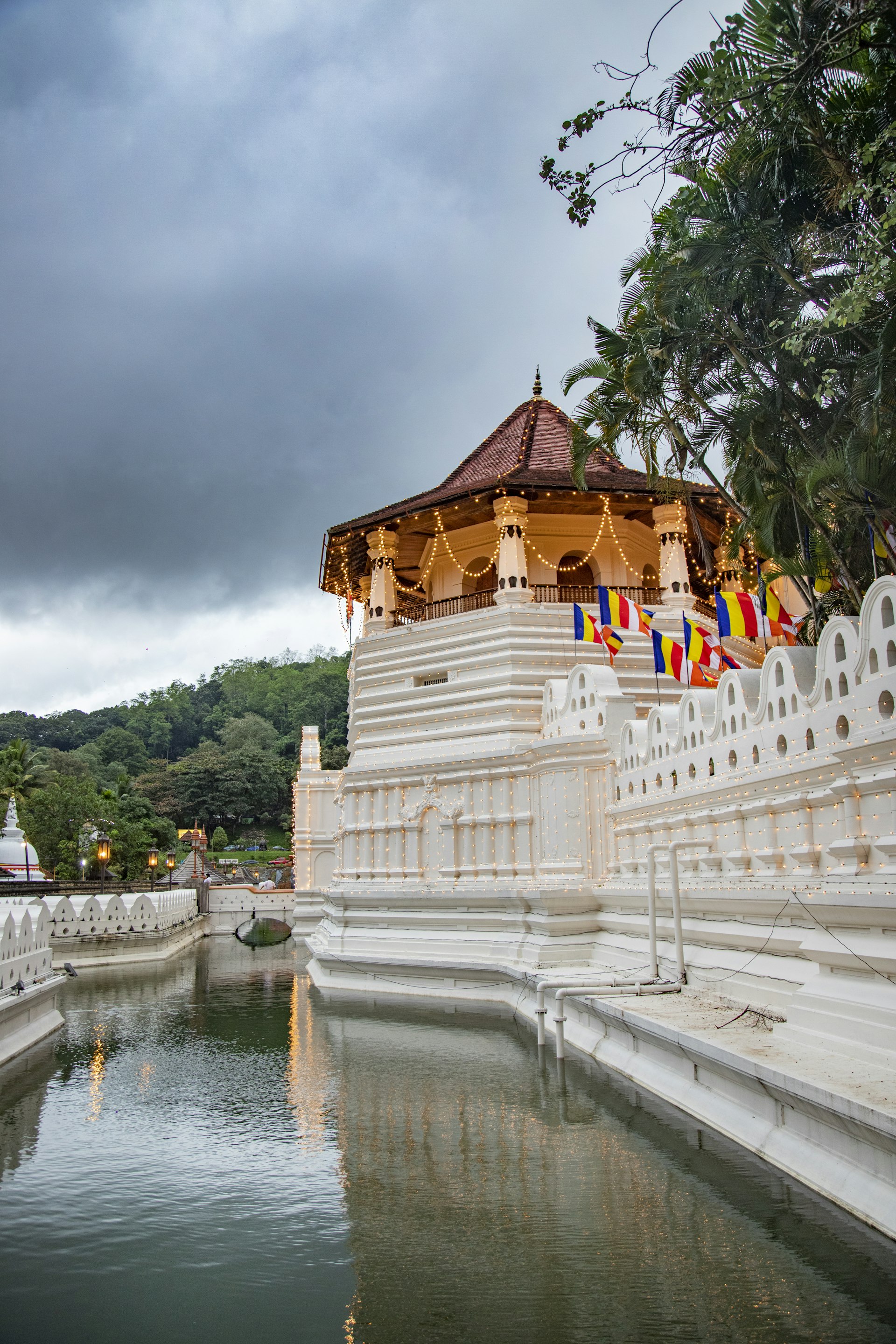 Temple of the Sacred Tooth Relic (Sri Dalada Maligawa) — Kandy Travel Guide cover illustration