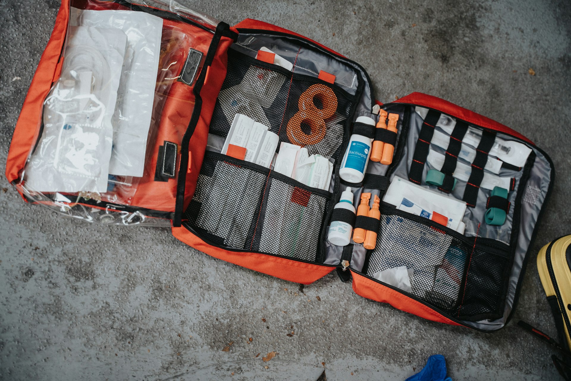 Sri Lanka Health + Emergency Guide: Bites, Kits and Hospitals — Western Travel Guide cover illustration