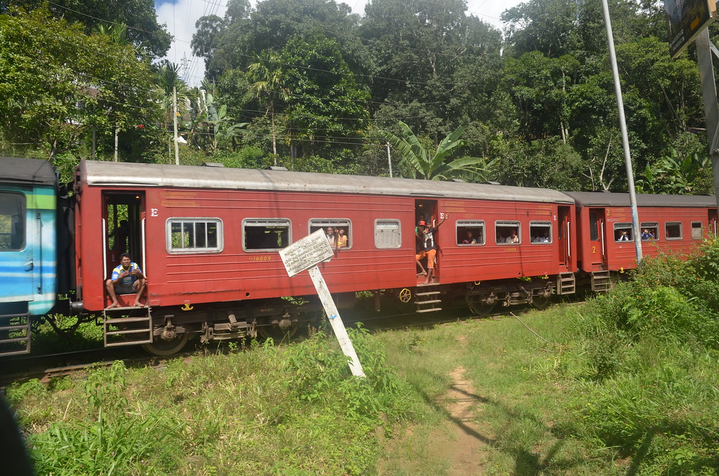 Sri Lanka Trains + Buses Master Guide: Reservations, Classes and Fares — Western Travel Guide cover illustration